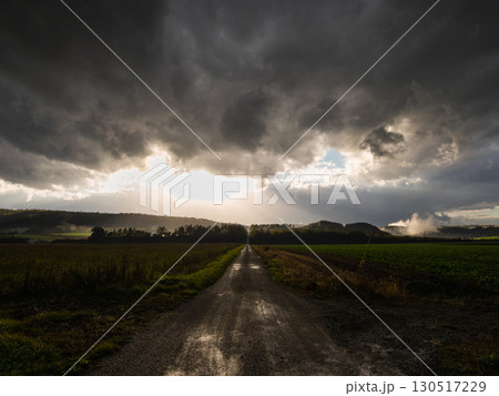 北海道・富良野の秋景色と dramaticな空模様 130517229