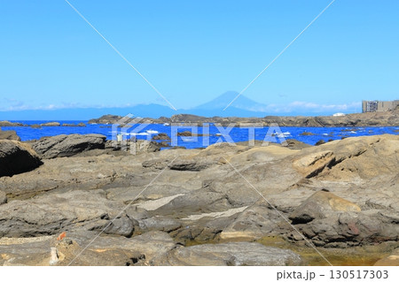 三浦半島から望む富士山 130517303