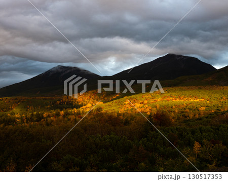 北海道・十勝岳の秋景色と紅葉の山並み 北海道・十勝岳の秋景色と紅葉の山並み 130517353