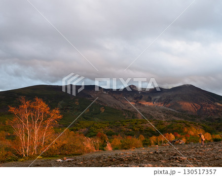 北海道・十勝岳の秋景色と紅葉の山並み 130517357