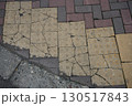 ひび割れた点字ブロック 130517843