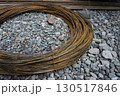 砂利に置かれた鉄線の束	 130517846