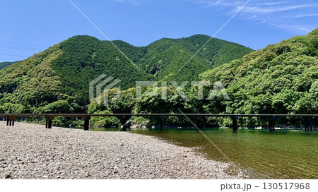 五月晴れの青空と新緑に彩られた四万十川と勝間沈下橋〈高知県四万十市〉 五月晴れの青空と新緑に彩られた四万十川と勝間沈下橋〈高知県四万十市〉 130517968