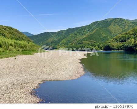 五月晴れの青空と新緑に彩られた四万十川〈高瀬沈下橋上流/高知県四万十市〉 130517970