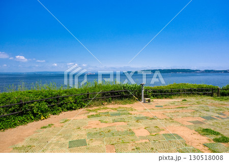 神奈川県横須賀市の無人島、猿島から見える東京湾 神奈川県横須賀市の無人島、猿島から見える東京湾 130518008