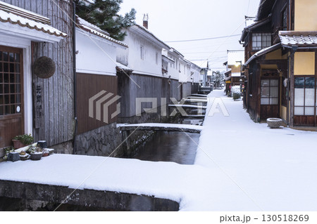 白壁土蔵の雪景色 130518269
