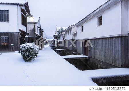 白壁土蔵の雪景色 白壁土蔵の雪景色 130518271
