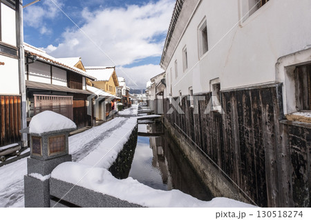 白壁土蔵の雪景色 130518274