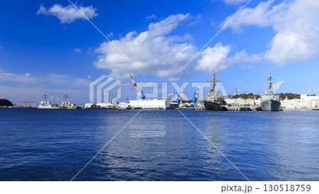 横須賀港の海上自衛隊と米海軍艦艇 130518759