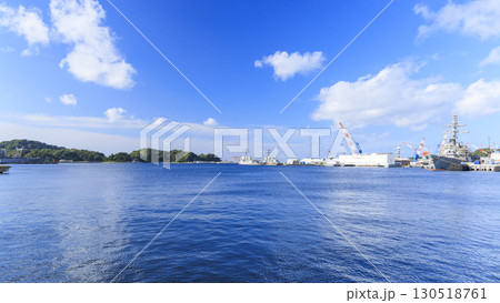 横須賀港の海上自衛隊と米海軍艦艇 130518761
