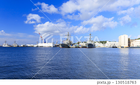 横須賀港の海上自衛隊と米海軍艦艇 130518763