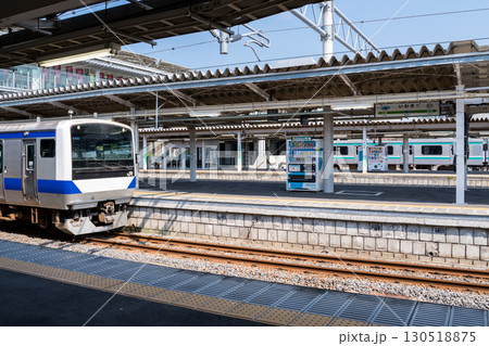 【いわき駅】発車を待つ常磐線の普通列車 130518875