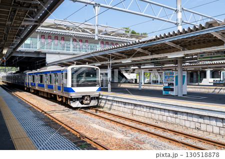 【いわき駅】発車を待つ常磐線の普通列車 130518878