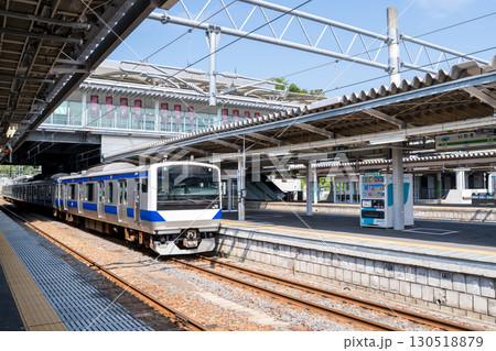 【いわき駅】発車を待つ常磐線の普通列車 130518879