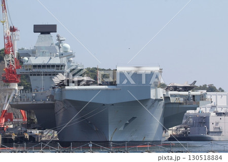 米軍横須賀基地に停泊する英空母プリンス・オブ・ウェールズ 130518884
