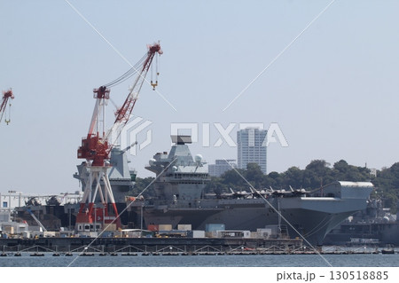 米軍横須賀基地に停泊するプリンスオブウェールズ 130518885