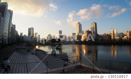 大阪　天満橋から望む夕暮れ時の川沿いの景色 130518917