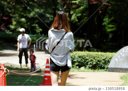 公園の小道を歩く後ろ姿 公園の小道を歩く後ろ姿 130518958