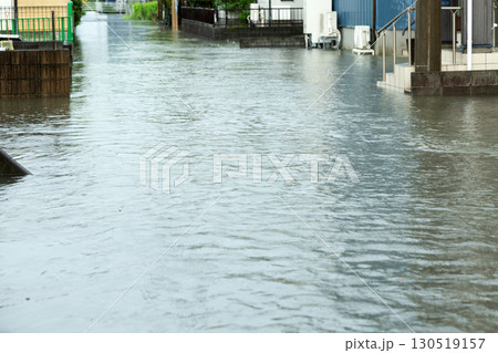 台風の大雨で冠水してしまった住宅街の道路 130519157