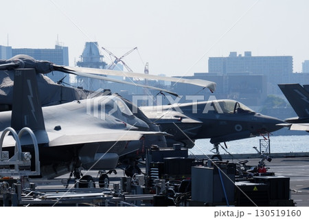プリンス・オブ・ウェールズ艦上のF-35BライトニングII 130519160
