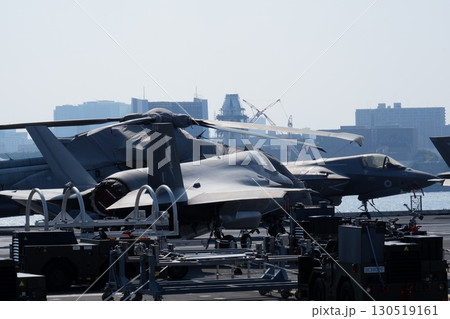 プリンスオブウェールズ艦上のF-35B戦闘機 130519161