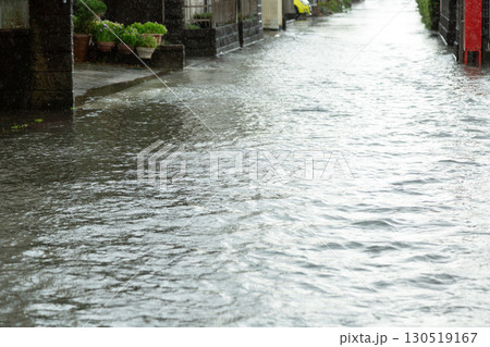 台風の大雨で冠水してしまった住宅街の道路 130519167