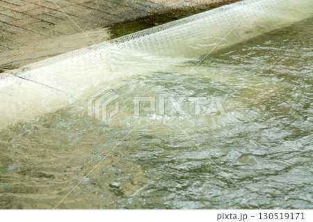 台風の大雨で冠水してしまった住宅街の道路 130519171