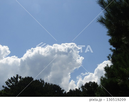 九月初めの稲毛海岸の青い空と白い雲 130519209