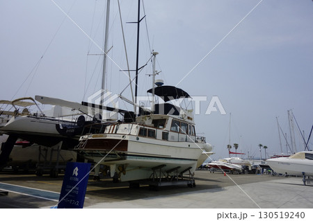 葉山マリーナにあるヨットハーバーに係留されているボートやヨット 葉山マリーナにあるヨットハーバーに係留されているボートやヨット 130519240