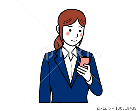 ネイビースーツ。スマホを見る女性。その2 130519439