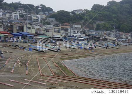 逗子市にある静かな漁港、小坪の真夏の風景 130519455