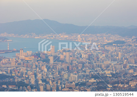 福岡県北九州市 皿倉山展望台の夕暮れ 福岡県北九州市 皿倉山展望台の夕暮れ 130519544