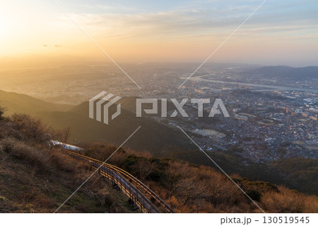 福岡県北九州市　皿倉山展望台の夕暮れ 130519545