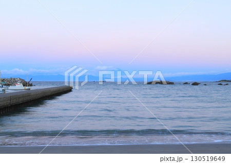 久留和海岸から望む富士山 久留和海岸から望む富士山 130519649