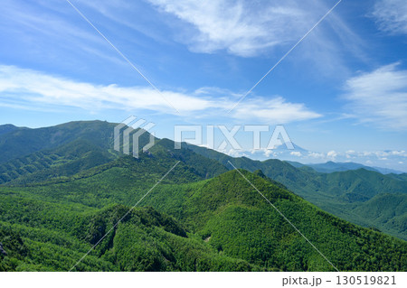 【山梨県】瑞牆山山頂から見る金峰山と富士山 130519821