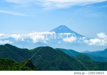 【山梨県】瑞牆山山頂から見る富士山 【山梨県】瑞牆山山頂から見る富士山 130519825