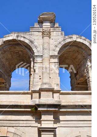 フランス・アルルの古代ローマ円形闘技場(2025年8月13日撮影) フランス・アルルの古代ローマ円形闘技場(2025年8月13日撮影) 130520154