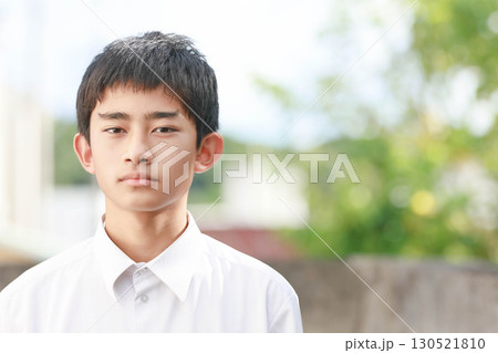 見つめる男子学生 130521810