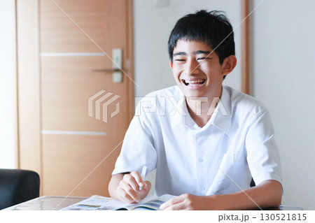 笑顔　勉強する学生 130521815