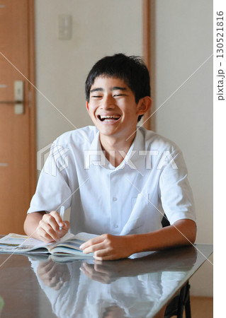 笑顔 勉強する学生 笑顔 勉強する学生 130521816