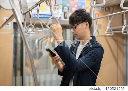 電車内でスマートフォンを持つ男性 電車内でスマートフォンを持つ男性 130521993