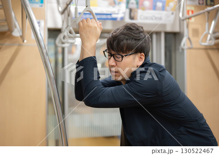 電車内で疲れている男性 130522467