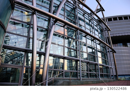 大阪　独創的な外観の国立国際美術館は現代美術のコレクションを豊富に収蔵する 130522486