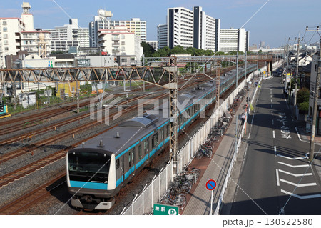 朝ラッシュの京浜東北線E233系電車（埼玉県蕨市） 130522580
