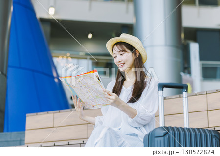 観光を楽しむ若い女性 130522824