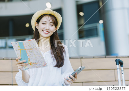 観光を楽しむ若い女性 130522875