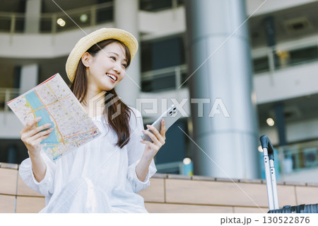 観光を楽しむ若い女性 130522876