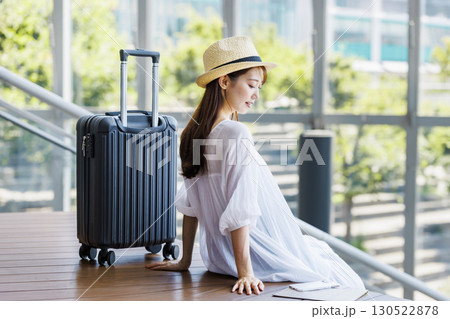 麦わら帽子をかぶって観光を楽しむ若い女性 130522878