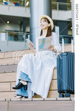 観光を楽しむ若い女性 130522890
