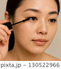 マスカラを塗る女性 130522966